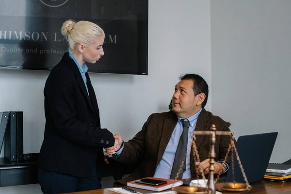 Comment optimiser la gestion des contrats de franchise pour minimiser les risques juridiques?